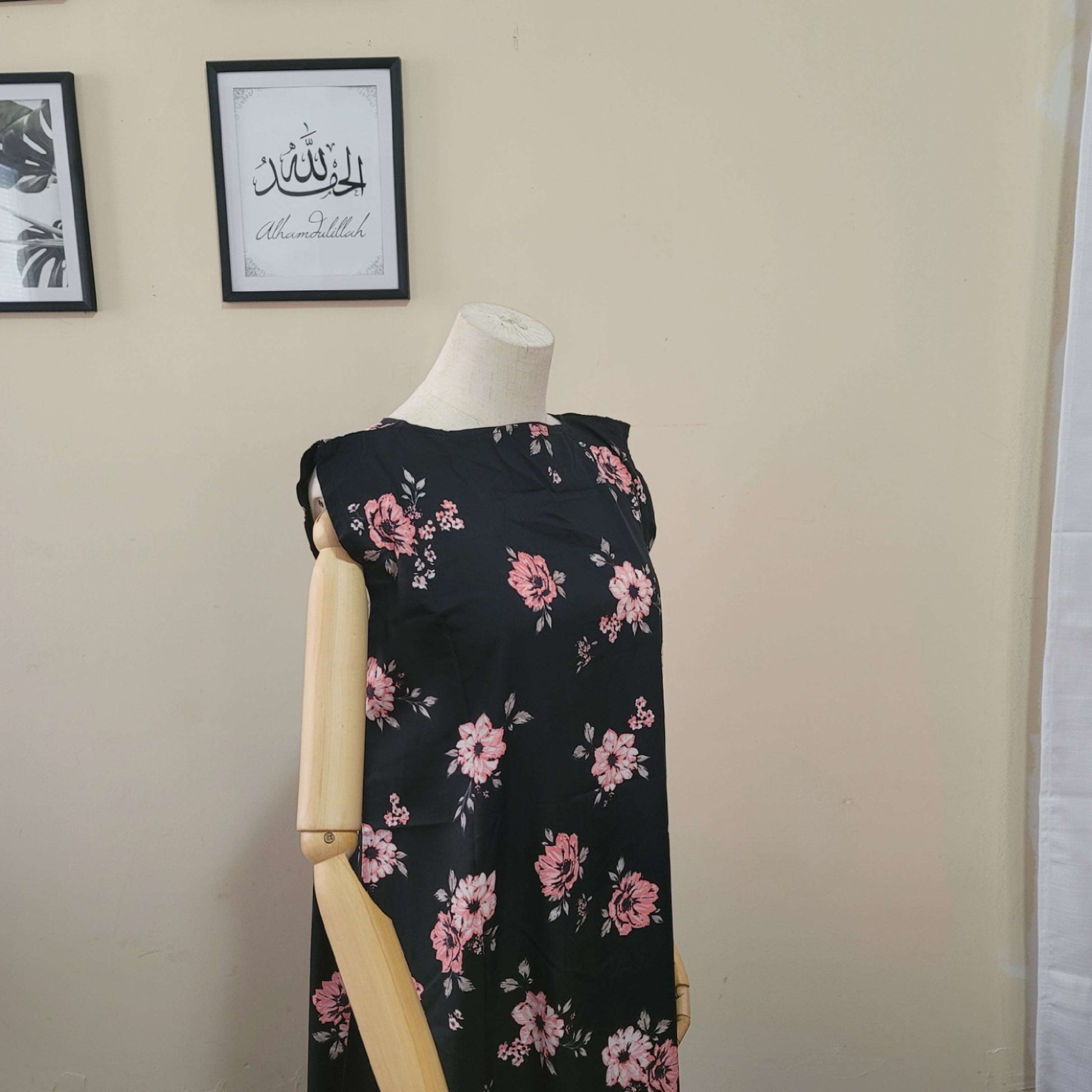 Sleeveless Patterned Abaya